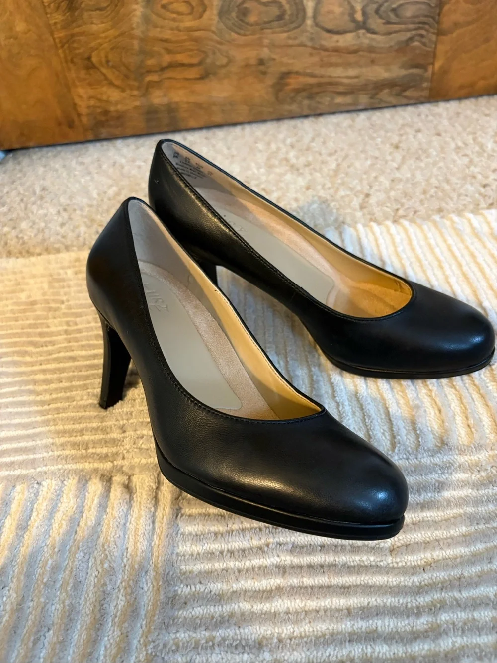 Naturalizer Black Leather Round-Toe Heels